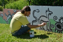 Filippo Biagioli dipinge il murales in un giardino privato del Monferrato