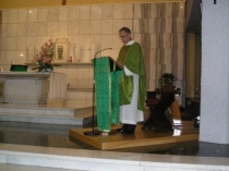 P. Luigi celebra messa