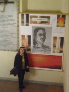 Maria Grazia Dapuzzo accanto a un suo manifesto a Palazzo Pastoris in Saluggia
