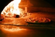 Una ventina di amici si ritrovano davanti a una pizza dopo cinquant'anni, i ricordi