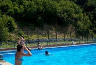 Una attrattiva in più per chi va a Casella la splendida piscina comunale all'aperto
