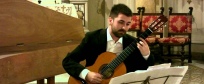 Riccardo Guella e la sua chitarra al D. Chiossone