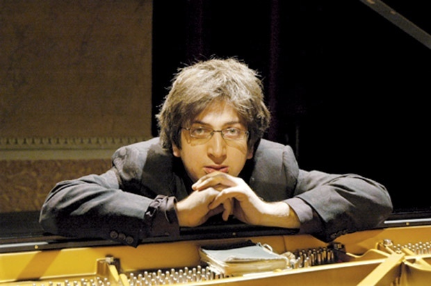 Sul palcoscenico del Carlo Felice c'è il Maestro iraniano Ramin Bahrami