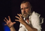 Mistero Buffo nella rappresentazione di. Ugo Dighero al Duse, galoppata teatrale