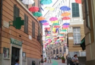 Gli ombrelli colorati di via Roma e salita Santa Caterina un'attrazione