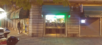 Il bar Bertoli di piazza Manin: un vero e proprio fenomeno sociale, a Genova