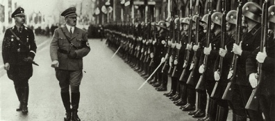 Una grottesca immagine di Adolf Hitler. Igor Belansky la presenta in Fotogallery