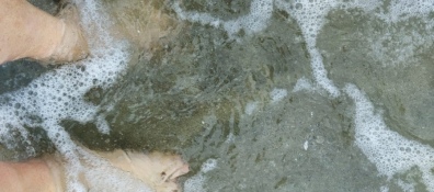 I piedi nell'acqua, la foto beneaugurante da Viareggio, vicina l'apertura dei bagni?