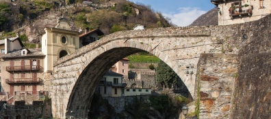 A Pont Saint Martin il ponte non resisteva mezza giornata, sì c'era il diavolo di mezzo