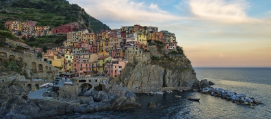 Anna trascorre un momento di vacanza alle Cinque Terre con sua figlia Carlotta