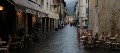 Per le vie di Camaiore anche con la pioggia si può stare bene e Viareggio è ad un passo