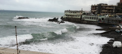 Fotografie della mareggiata a Priaruggia ancora clima ventoso e freddo a Genova