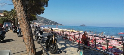 Fotografie da Alassio perla della Riviera di Ponente, mentre gli Azzurri trionfano