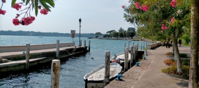 Oliver e Giulia oggi a Gardone Riviera momenti d'incanto sul bel Lungolago