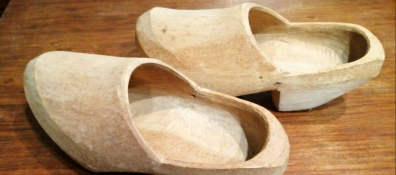 I sabot un simbolo della Valle d'Aosta calzature in legno usate dai Valligiani