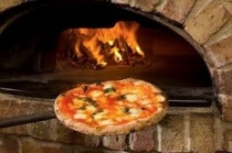 La pizza nel forno a legna