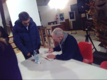 Orsini firma le copie del suo libro