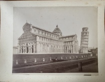 La Piazza dei Miracoli a Pisa. Il «fantasma» scuro quasi centrale è la traccia lasciata dal movimento di un passante, troppo rapido per lasciare impressa una immagine dati i tempi lunghi di ripresa