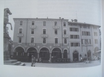 Palazzo ottocentesco con eleganti ampie arcate