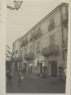 Edificio ottocentesco con elegante decorazione delle cornici