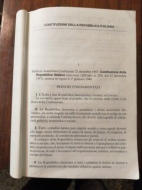 La prima pagina della Costituzione Italiana