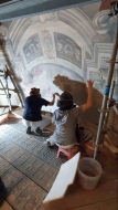 Restauratrici che intervengono sugli affreschi