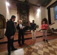 Il Sindaco Riboldi di Casale Monferrato, la pianista Sabrina Lanzi con i giovani maestri
