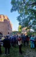Moltitudine di persone e artisti all'inaugurazione a Piovera