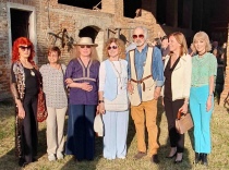 Il conte Niccolò Calvi di Bergolo attorniato dalle artiste: Grazia Simeone, Lorena Lavezzo, Maria Grazia Dapuzzo, Rossella Sartorelli, Cleme Rava, Antonella Angiolini