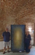 Leonardo Ippolito accanto alla sua "Porta spazio temporale" e Maria Grazia Dapuzzo