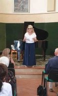 Maria Grazia Dapuzzo presenta il concerto e le opere di L. Ippolito