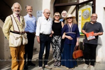 Foto di Mauri e Simo Blustilo - il critico d'arte G. Castelli e gli artisti
