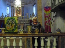 Laura Rossi fra le sue opere in Vignale